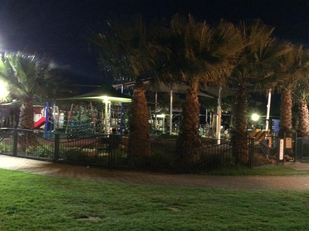 Adelaide - Semaphore Beach Front 외부 사진